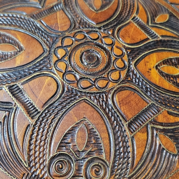 VINTAGE ROUND HAND CARVED WOODEN PLATE - Picture 2 of 7